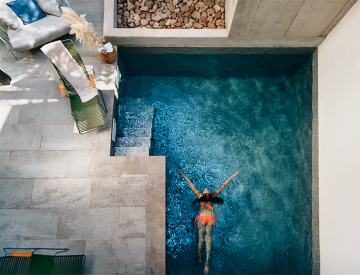 Comme un hôtel avec notre piscine chauffée intérieure